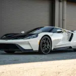 Frontansicht schräg links vor den Boxengaragen des angebotenen 2022 Ford GT ’64 Heritage Edition