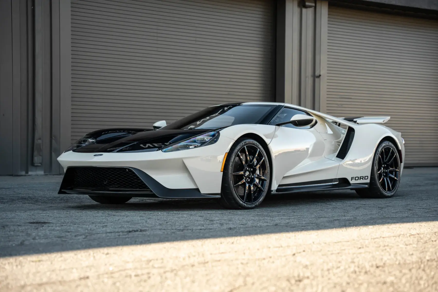 2022 Ford GT 64 Heritage Edition in Wimbledon White von schräg vorne