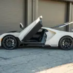 Linke Seitenansicht mit geöffneter Schmetterlingstür des angebotenen 2022 Ford GT ’64 Heritage Edition