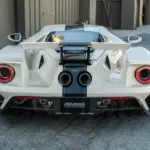 Direkte Heckansicht mit ausgefahrenem Heckflügel des angebotenen 2022 Ford GT ’64 Heritage Edition