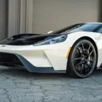 Frontpartie schräg links mit Carbonhaube des angebotenen 2022 Ford GT ’64 Heritage Edition