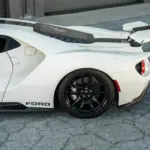 Rechtes Hinterrad und ausgefahrener Heckflügel des angebotenen 2022 Ford GT ’64 Heritage Edition
