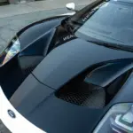 Motorhaube mit Antimatter-Blue-Streifen und Carbonflächen des angebotenen 2022 Ford GT ’64 Heritage Edition