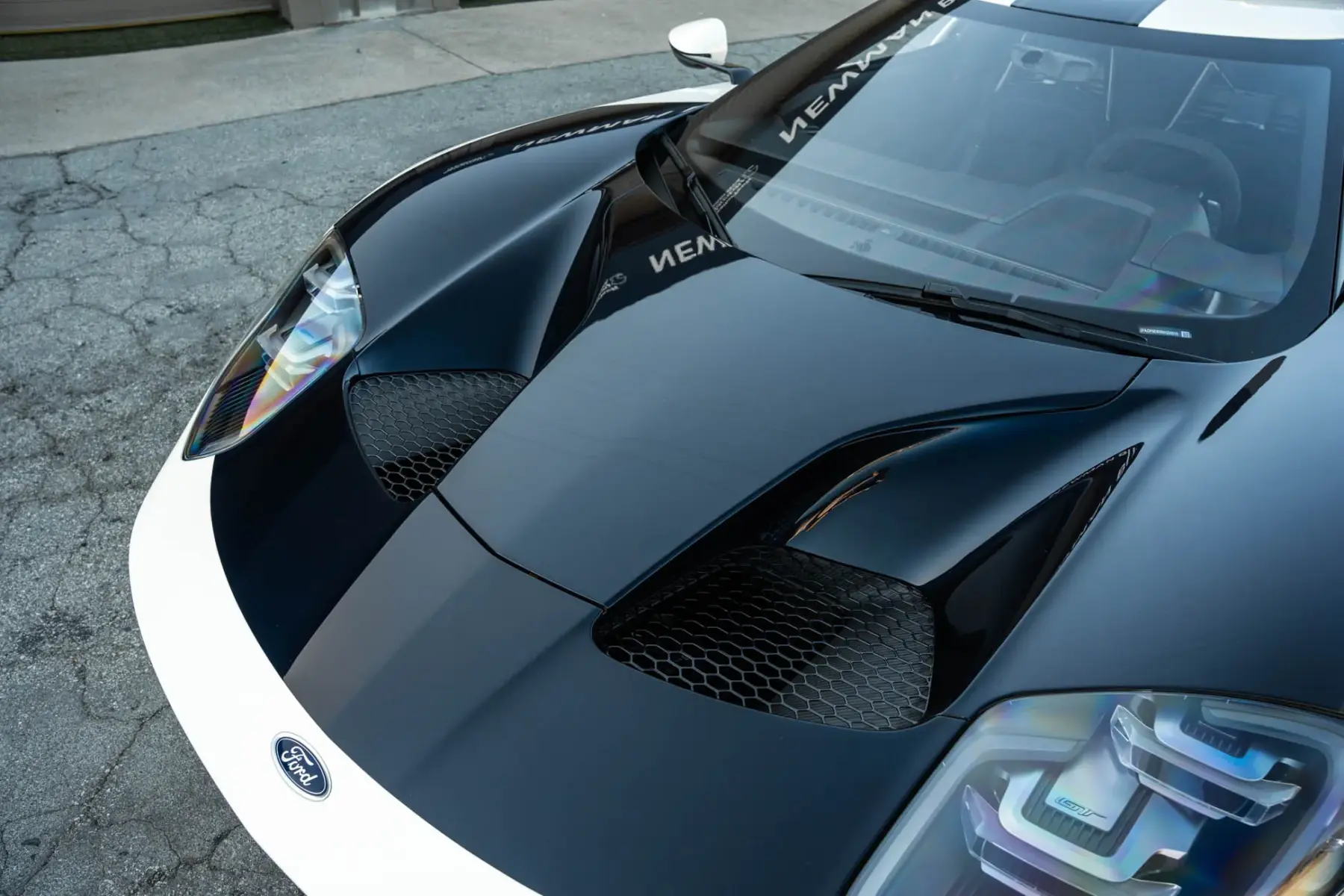 Carbonhaube und Antimatter-Blue-Heritage-Streifen des Ford GT