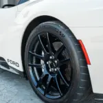 Carbonrad mit Michelin-Pilot-Sport-Cup-2-Reifen des angebotenen 2022 Ford GT ’64 Heritage Edition