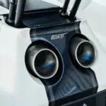 Akrapovič-Titanauspuff mit zwei mittigen Endrohren des angebotenen 2022 Ford GT ’64 Heritage Edition