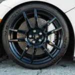 Vorderes Carbonrad und Carbon-Keramik-Bremse des angebotenen 2022 Ford GT ’64 Heritage Edition