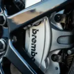Silberner Brembo-Bremssattel und Carbon-Keramik-Scheibe des angebotenen 2022 Ford GT ’64 Heritage Edition