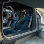 Innenraum von oben bei geöffneter Tür des angebotenen 2022 Ford GT ’64 Heritage Edition