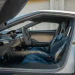 Cockpit und Light-Speed-Blue-Sitze bei geöffneter Tür des angebotenen 2022 Ford GT ’64 Heritage Edition