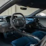 Vollständiges Cockpit mit Carbon und blauem Alcantara des angebotenen 2022 Ford GT ’64 Heritage Edition