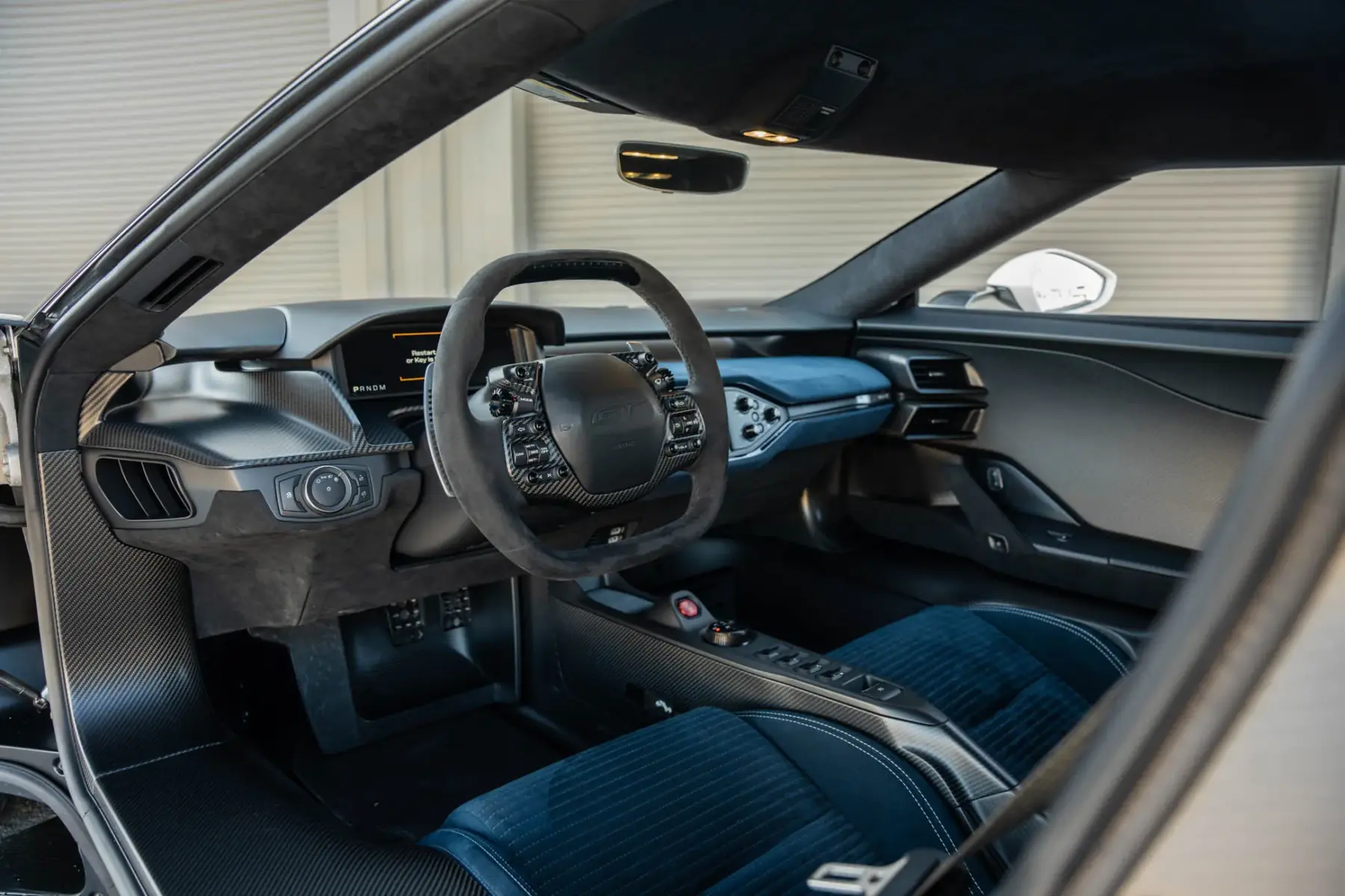 Cockpit des Ford GT mit blauem Alcantara und sichtbaren Carbonflächen