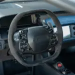 Alcantara-Lenkrad mit Carbon-Speichen und Bedienelementen des angebotenen 2022 Ford GT ’64 Heritage Edition