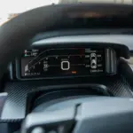 Digitales Kombiinstrument mit rund 1.594 Meilen des angebotenen 2022 Ford GT ’64 Heritage Edition