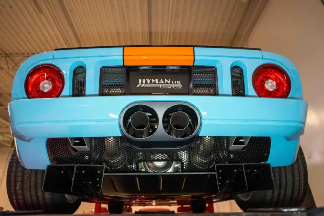 Ford GT Heritage Edition von hinten unten mit Auspuff und Diffusor