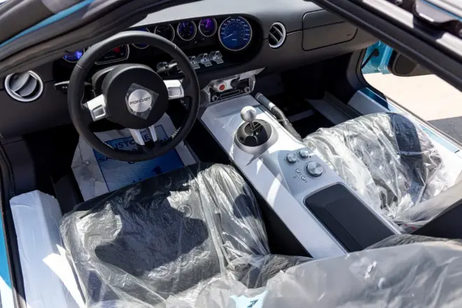 Cockpit des Ford GT Heritage Edition mit noch eingepackten Ledersitzen