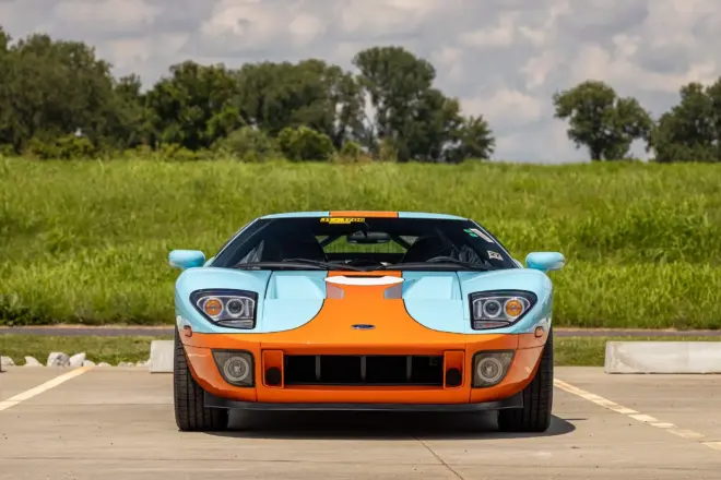 Versteigerter Ford GT Heritage Edition frontal vor einer grünen Böschung