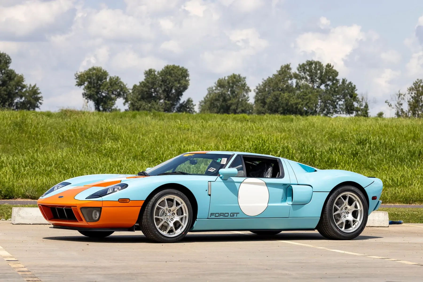 Versteigerter Ford GT Heritage Edition von 2006 in blau-oranger Lackierung von schräg vorne