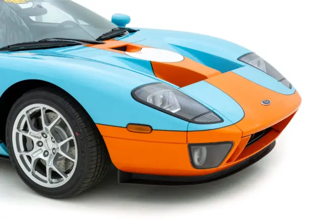 Frontpartie des Ford GT Heritage Edition mit orangefarbener Nase und BBS-Rad