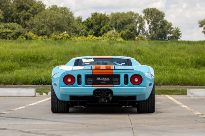 Heckansicht des versteigerten Ford GT Heritage Edition mit zentralen Endrohren