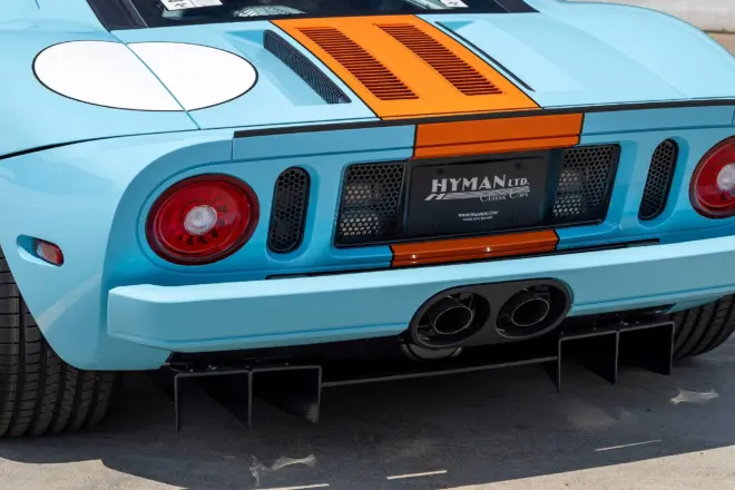 Heck des Ford GT Heritage Edition mit Diffusor und zwei zentralen Endrohren