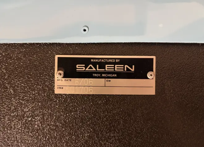 Herstellerplakette von Saleen am Ford-GT-Wandobjekt