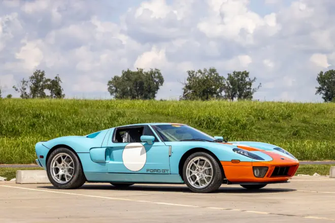 Versteigerter Ford GT Heritage Edition in vollständiger Seitenansicht