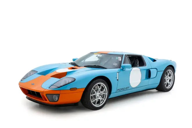 Freigestellter Ford GT Heritage Edition von 2006 von schräg vorne