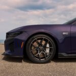 Vorderrad und vorderer Kotflügel des Ford Mustang Dark Horse SC Convertible in Precision Purple