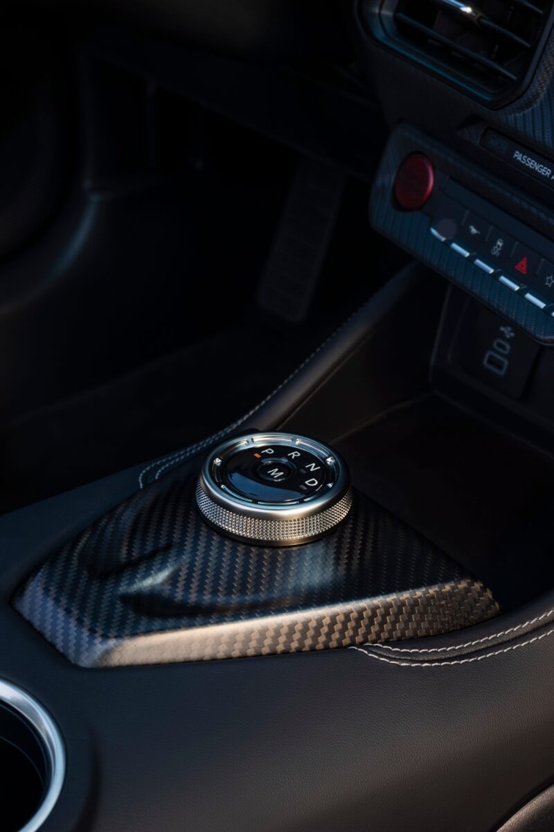 Nahaufnahme des Wählhebels im Ford Mustang Dark Horse SC Convertible auf einer Carbon-Mittelkonsole