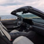Offener Innenraum des Ford Mustang Dark Horse SC Convertible mit Sportsitzen und digitalem Cockpit