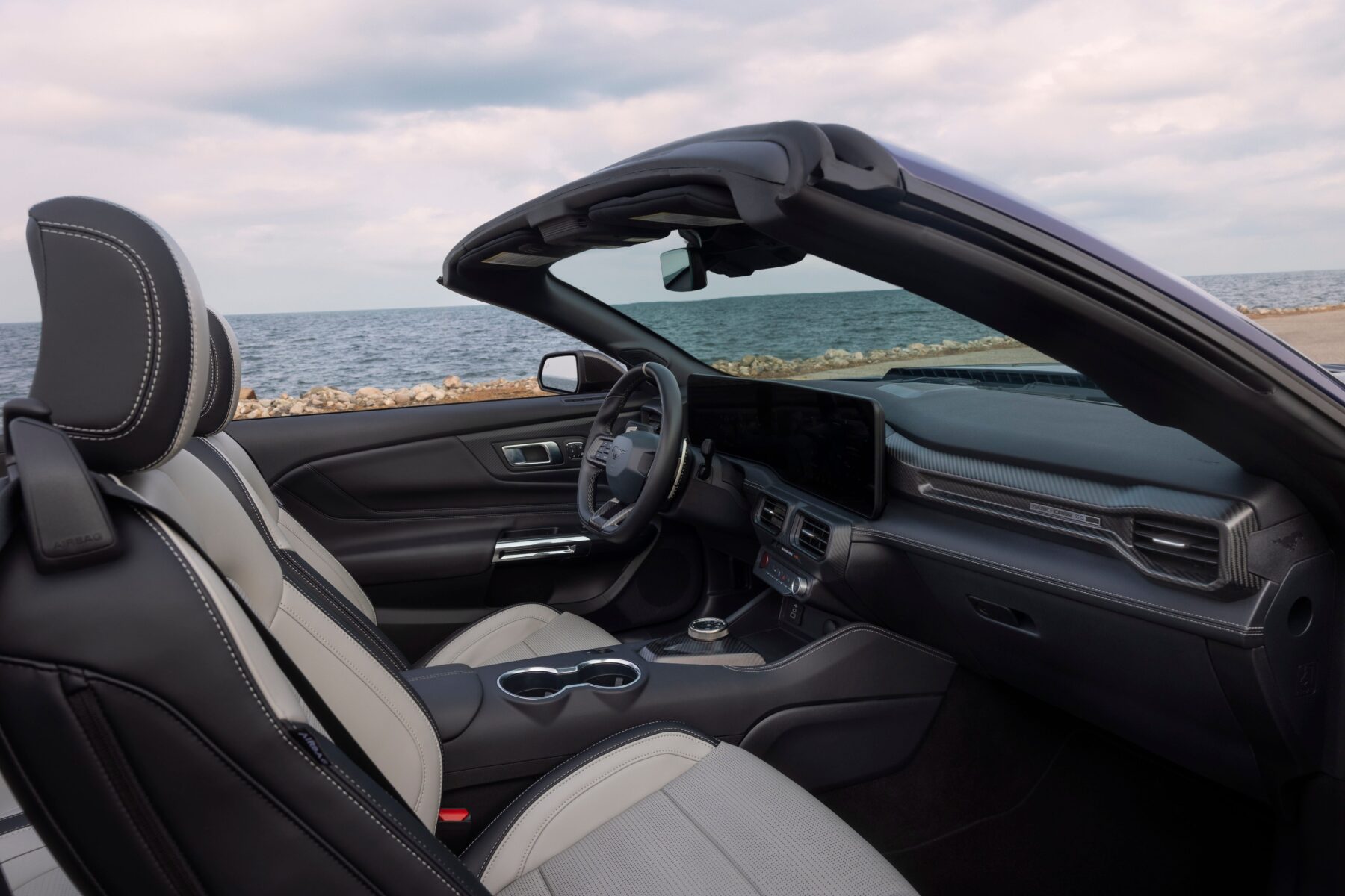 Offener Innenraum des Ford Mustang Dark Horse SC Convertible mit schwarzen und hellgrauen Sportsitzen