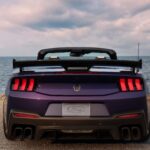 Heckansicht des Ford Mustang Dark Horse SC Convertible in Precision Purple mit großem Heckflügel
