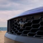 Nahaufnahme des schwarzen Mustang-Emblems im Kühlergrill des Dark Horse SC Convertible