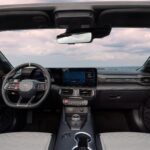 Cockpitansicht des offenen Ford Mustang Dark Horse SC Convertible mit Lenkrad und Bildschirmen