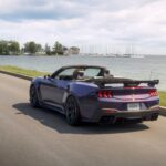 Ford Mustang Dark Horse SC Convertible in Precision Purple von hinten auf einer Uferstraße