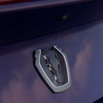 Detailaufnahme des Mustang-Emblems am Heck des Ford Mustang Dark Horse SC Convertible