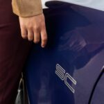 Nahaufnahme des SC-Schriftzugs am hinteren Kotflügel des lila Mustang Dark Horse SC Convertible