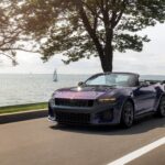 Ford Mustang Dark Horse SC Convertible in Precision Purple von vorne auf einer Uferstraße