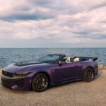Ford Mustang Dark Horse SC Convertible in Precision Purple in Front-Dreiviertelansicht am Wasser