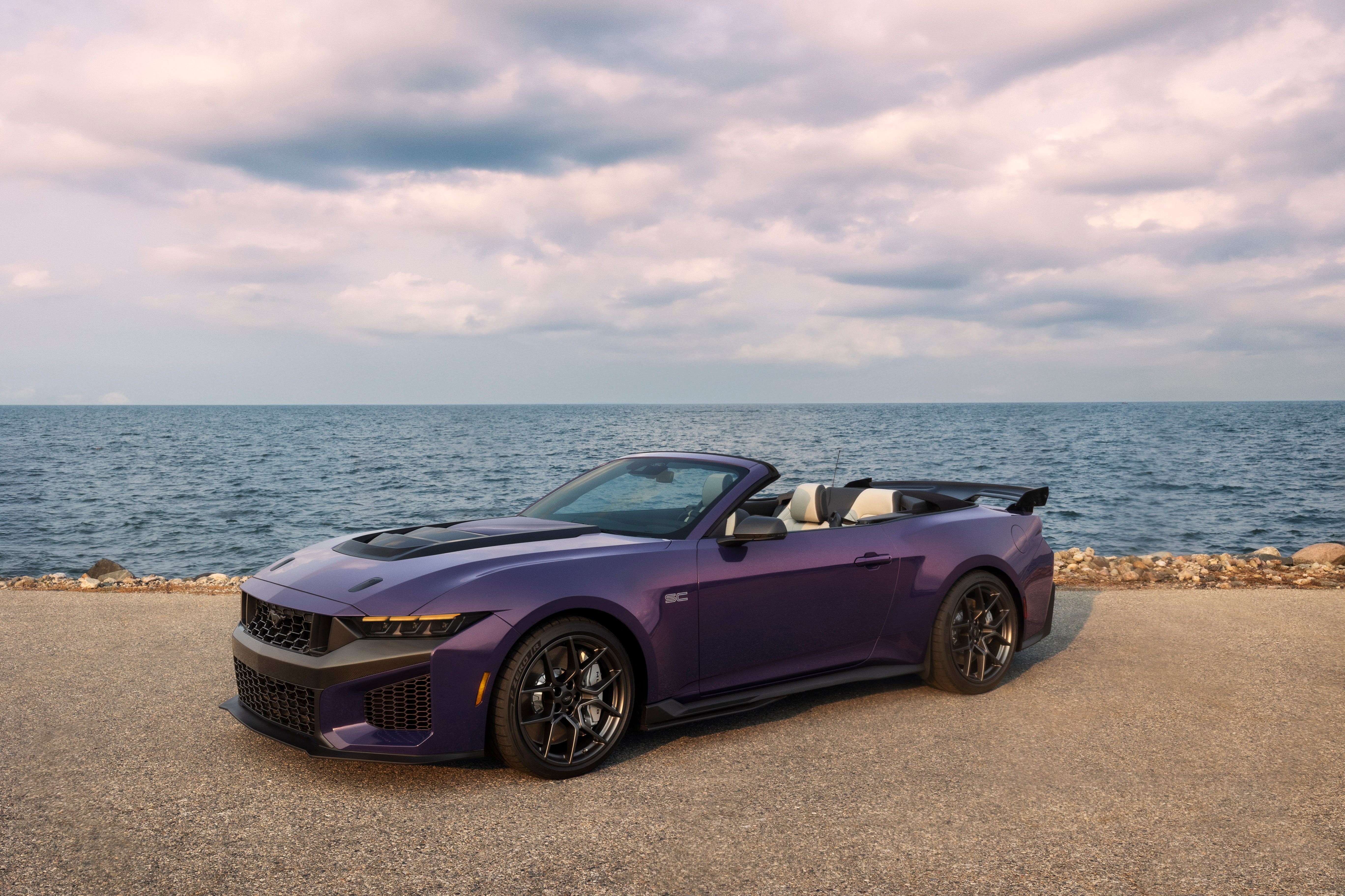 Ford Mustang Dark Horse SC Convertible in Precision Purple in Front-Dreiviertelansicht am Wasser