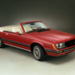 Rotes Ford Mustang GL Cabriolet des Modelljahres 1982 im Fotostudio