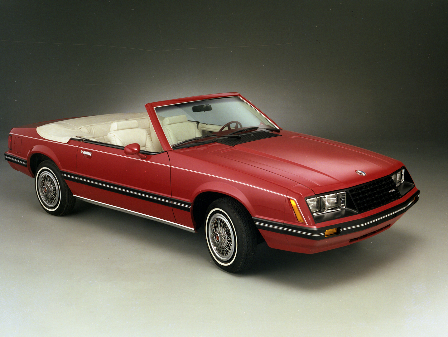 Dunkler Ford Mustang L als zweitürige Stufenheck-Limousine des Modelljahres 1982