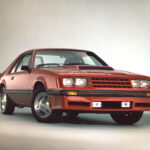 Roter Ford Mustang GT des Modelljahres 1982 von schräg vorne