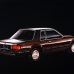 Dunkler Ford Mustang L als zweitürige Stufenheck-Limousine des Modelljahres 1982