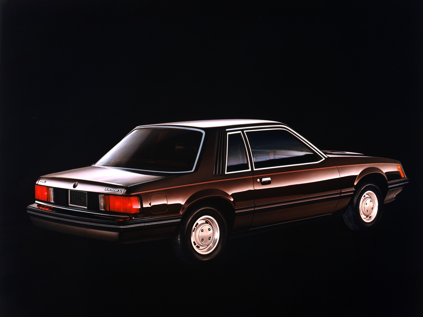 Roter Ford Mustang GT des Modelljahres 1982 von schräg vorne