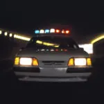 Weißer Ford Mustang SSP des Modelljahres 1993 mit eingeschaltetem Polizeilicht