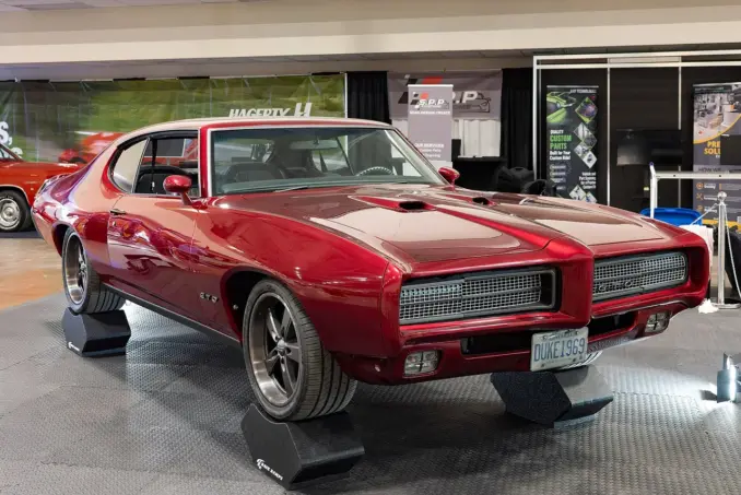 Roter Pontiac GTO von 1969 schräg von vorne