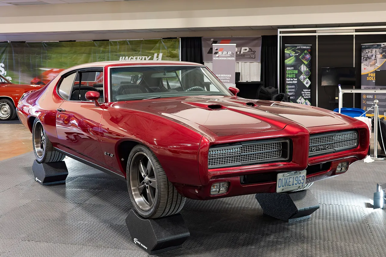 Roter Pontiac GTO von 1969 schräg von vorne