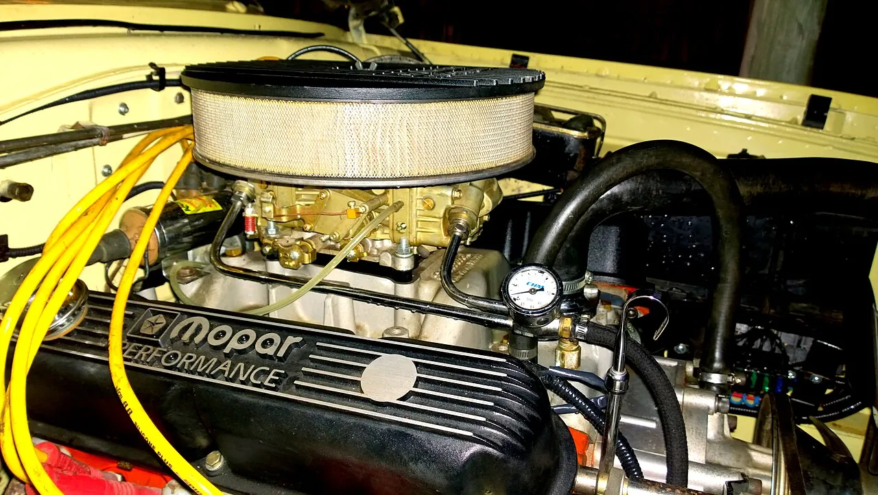 Modifizierter Mopar 318 V8 mit Edelbrock-Ansaugung und Holley-Vergaser
